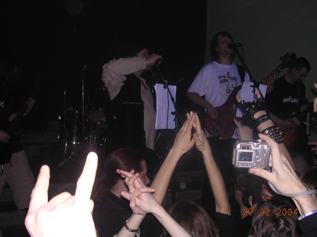 Фотографии -> Концерты ->  Концерт в клубе Арктика (7 февраля 2004) -> Концерт в клубе Арктика (7 февраля 2004) - А на сцену вышли Wolfsangel