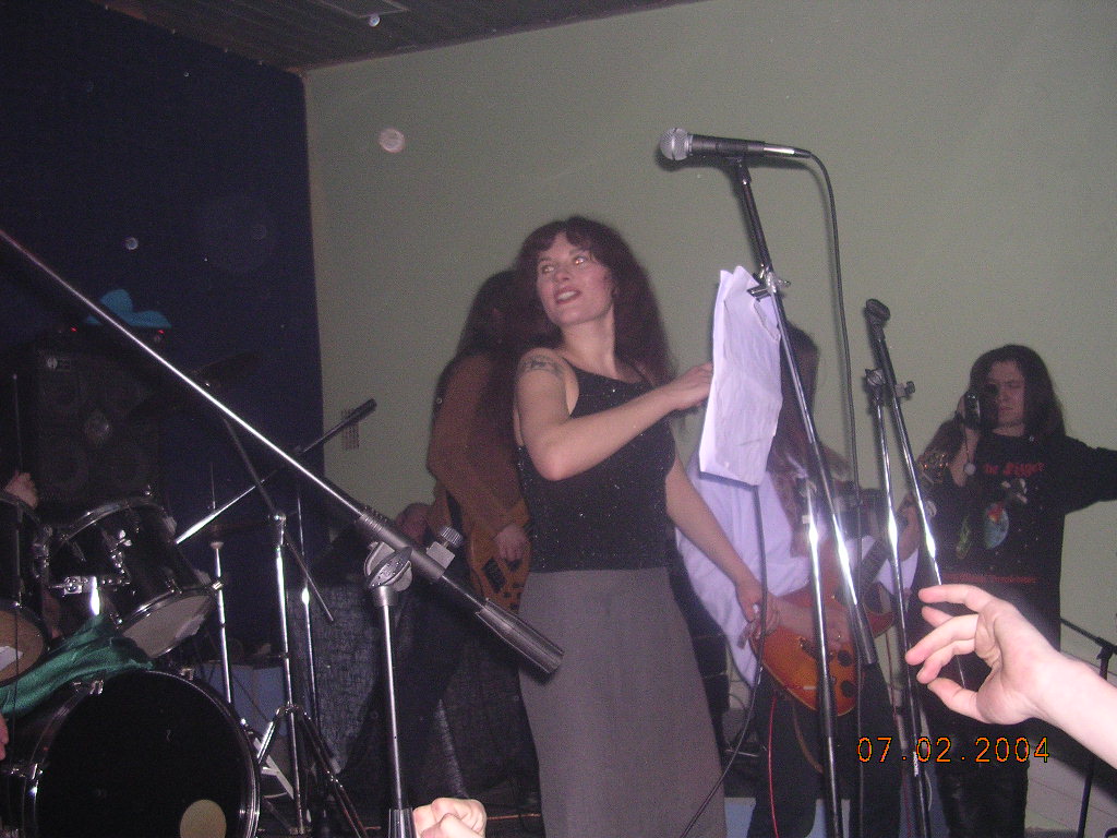 Фотографии -> Концерты ->  Концерт в клубе Арктика (7 февраля 2004) -> Концерт в клубе Арктика (7 февраля 2004) - ...и не строгая