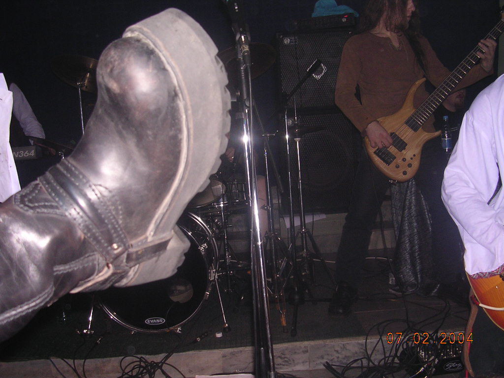 Фотографии -> Концерты ->  Концерт в клубе Арктика (7 февраля 2004) -> Концерт в клубе Арктика (7 февраля 2004) - Боты враждебные веют над нами...