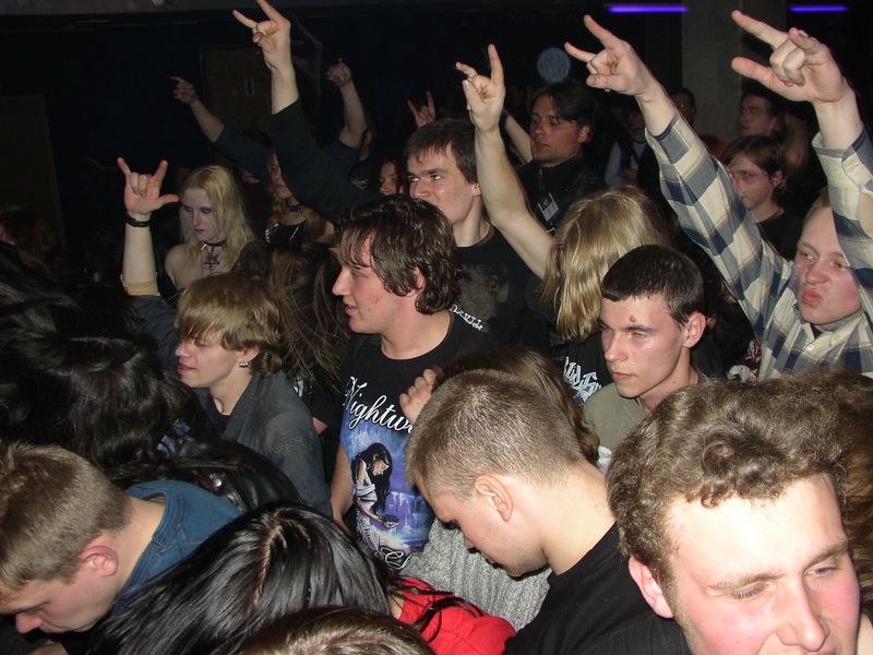 Фотографии -> Концерты -> Концерт в клубе Арктика (24 апреля 2004) ->  Люди на концерте -> Люди на концерте - 003