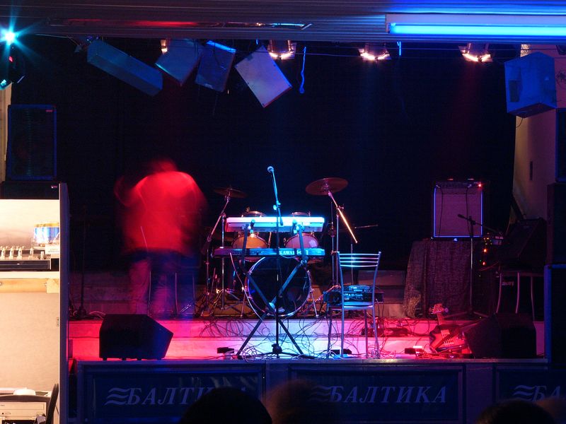 Фотографии -> Концерты -> Концерт в клубе Арктика (2 мая 2004) ->  Люди на концерте -> Люди на концерте - Затишье перед бурей