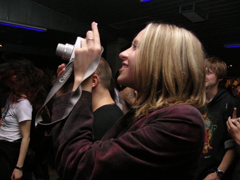 Фотографии -> Концерты -> Концерт в клубе Арктика (28 августа 2004) ->  Люди на концерте -> Люди на концерте - 009