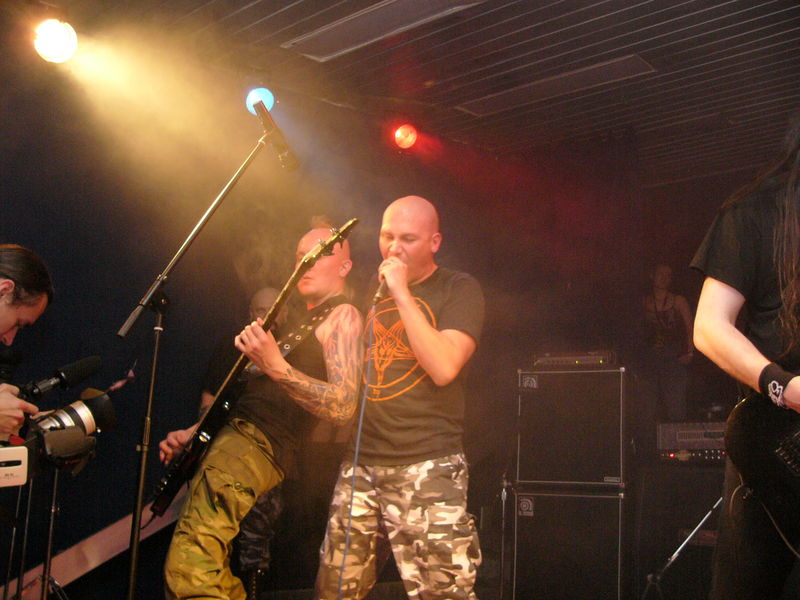 Фотографии -> Концерты -> Impaled Nazarene в клубе Арктика (29 октября 2004) ->  Impaled Nazarene -> Impaled Nazarene - 016