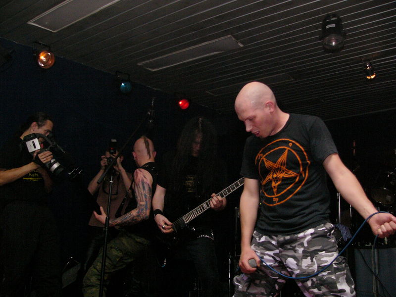 Фотографии -> Концерты -> Impaled Nazarene в клубе Арктика (29 октября 2004) ->  Impaled Nazarene -> Impaled Nazarene - 055