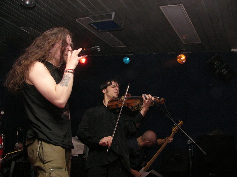 Фотографии -> Концерты -> 12-ти летие Castle Rock в клубе Арктика (7 ноября 2004) ->  Dominia -> Dominia - 005