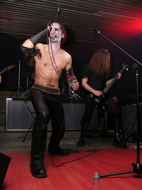Фотографии -> Концерты -> Black Metal Fest II в клубе Арктика (25 декабря 2004) ->  Serpens -> Serpens - 004