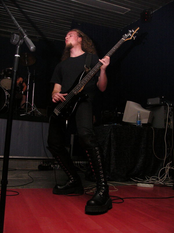 Фотографии -> Концерты -> Black Metal Fest II в клубе Арктика (25 декабря 2004) ->  Serpens -> Serpens - 006