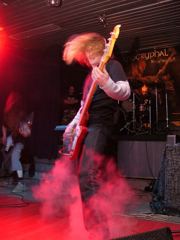 Фотографии -> Концерты -> Black Metal Fest II в клубе Арктика (25 декабря 2004) ->  Apocryphal -> Apocryphal - 004