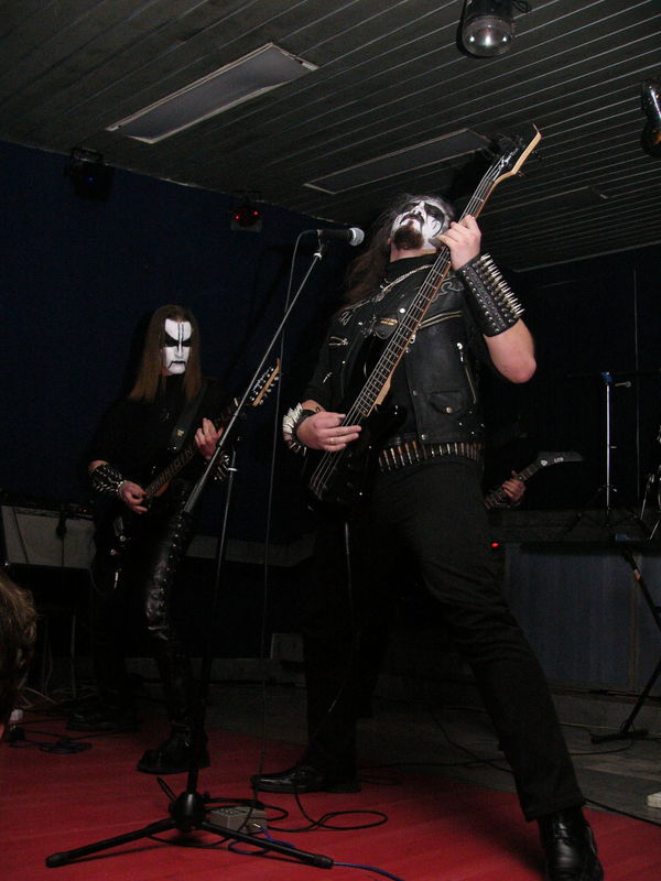 Фотографии -> Концерты -> Black Metal Fest II в клубе Арктика (25 декабря 2004) ->  Black Shadow -> Black Shadow - 002
