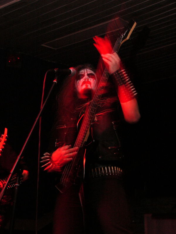 Фотографии -> Концерты -> Black Metal Fest II в клубе Арктика (25 декабря 2004) ->  Black Shadow -> Black Shadow - 006