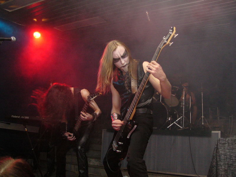 Фотографии -> Концерты -> Black Metal Fest II в клубе Арктика (25 декабря 2004) ->  Drama -> Drama - 001