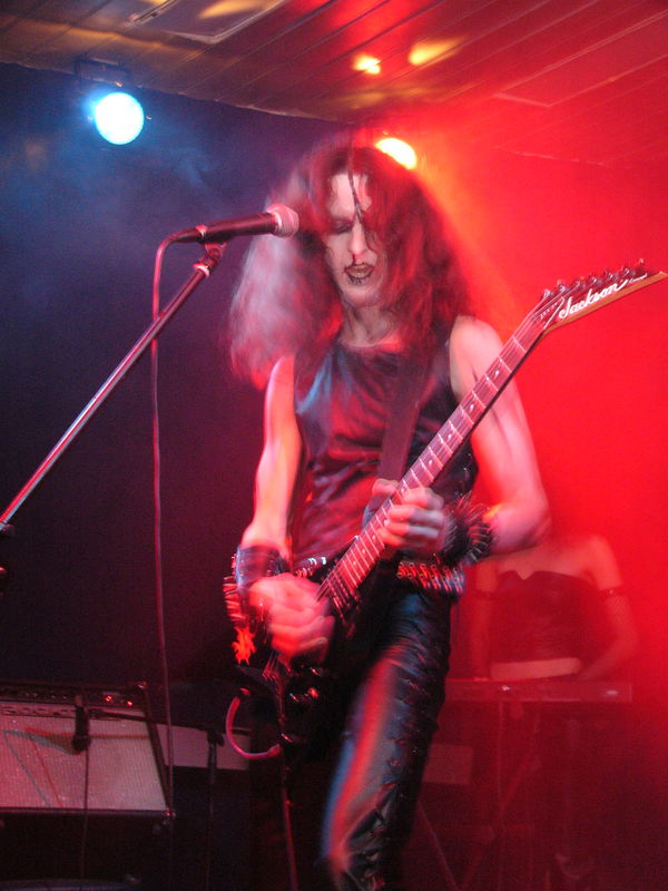 Фотографии -> Концерты -> Black Metal Fest II в клубе Арктика (25 декабря 2004) ->  Drama -> Drama - 004