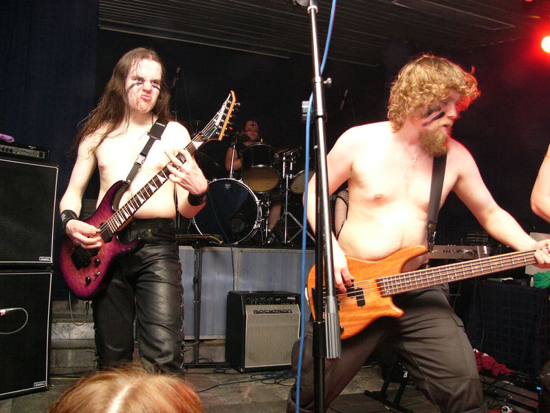 Фотографии -> Концерты -> День рождения передачи "Сумерки Богов" в клубе Арктика (26 марта 2005) ->  Ensiferum -> Ensiferum - 025