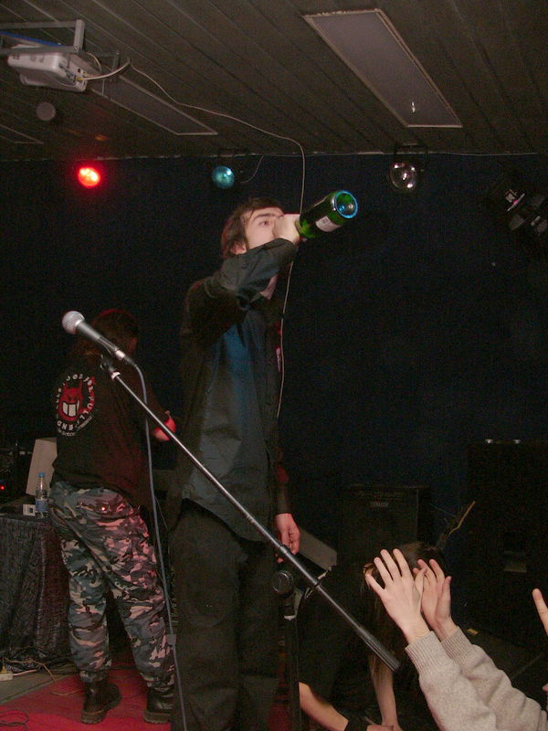 Фотографии -> Концерты -> Концерт в клубе Арктика (2 апреля 2005) ->  Люди на концерте -> Люди на концерте - 022