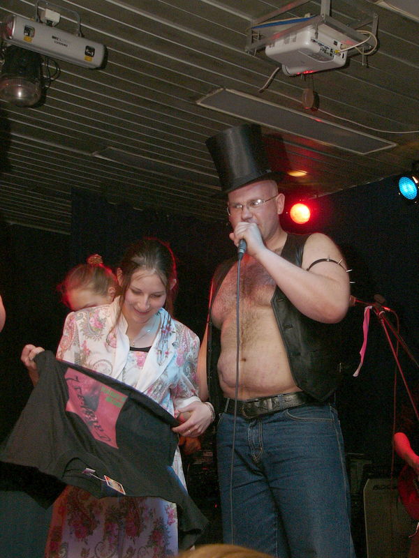 Фотографии -> Концерты -> День рождения Dark Vampire в клубе Арктика (24 мая 2005) ->  Конкурсы -> Конкурсы - 010