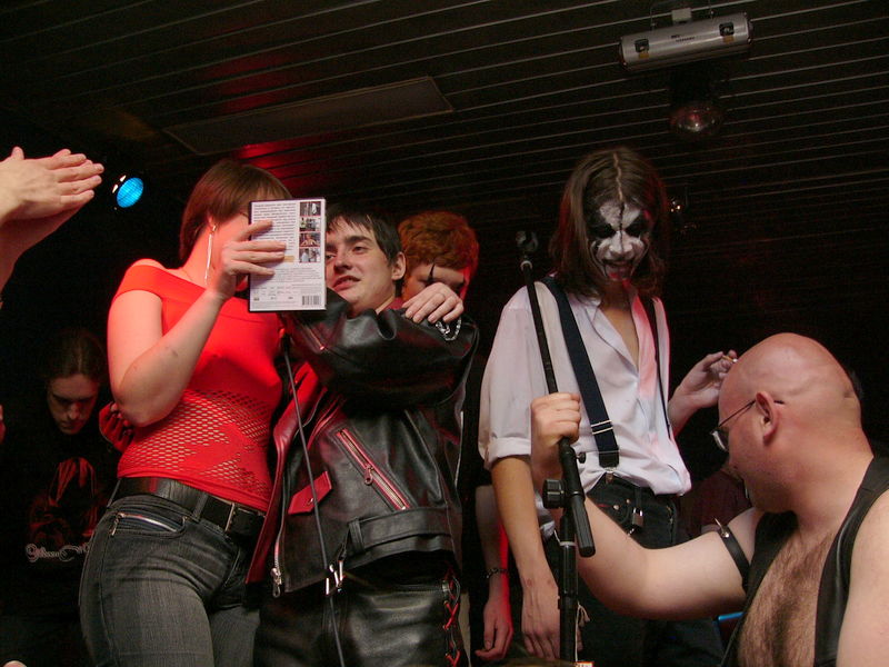 Фотографии -> Концерты -> День рождения Dark Vampire в клубе Арктика (24 мая 2005) ->  Люди на концерте -> Люди на концерте - 018