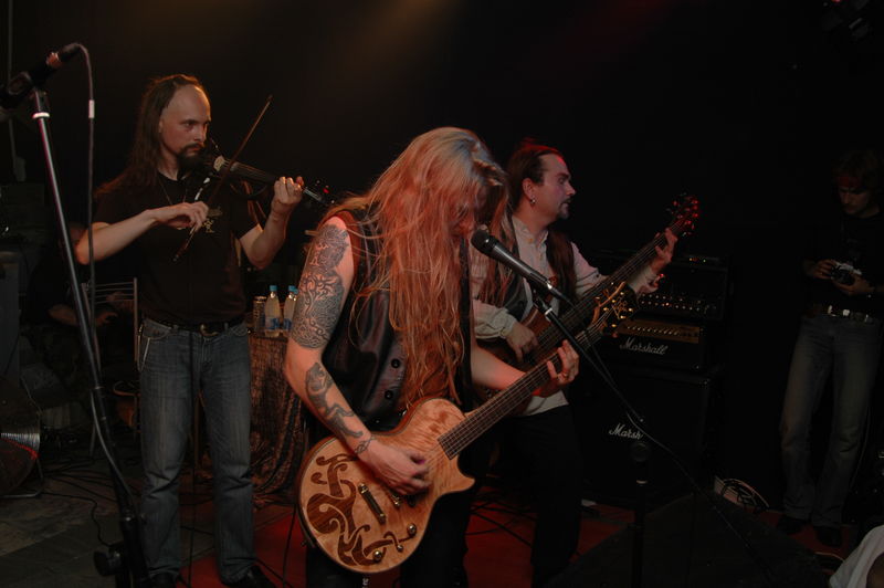 Фотографии -> Концерты -> Korpiklaani в клубе Арктика (15 сентября 2005) ->  Korpiklaani -> Korpiklaani - 014