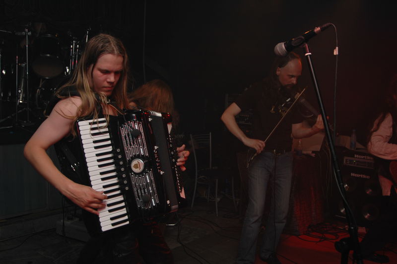 Фотографии -> Концерты -> Korpiklaani в клубе Арктика (15 сентября 2005) ->  Korpiklaani -> Korpiklaani - 017