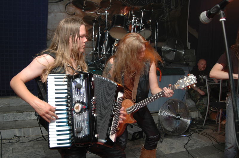 Фотографии -> Концерты -> Korpiklaani в клубе Арктика (15 сентября 2005) ->  Korpiklaani -> Korpiklaani - 021