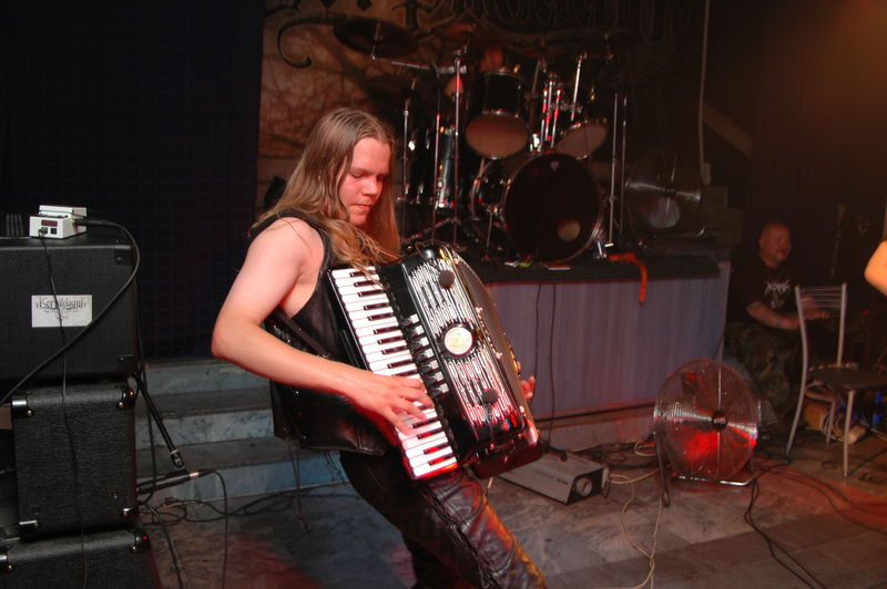 Фотографии -> Концерты -> Korpiklaani в клубе Арктика (15 сентября 2005) ->  Korpiklaani -> Korpiklaani - 023