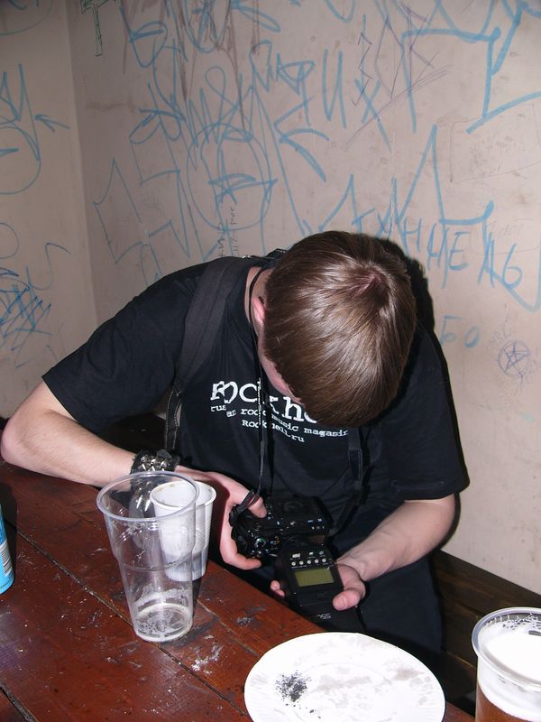 Фотографии -> Концерты -> Вальпургиева ночь в клубе Орландина (30 апреля / 1 мая 2004) ->  Люди на концерте -> Люди на концерте - ratatosk фильтрует базар