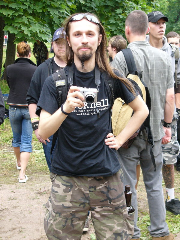 Фотографии -> Концерты -> Rock Palace Open Air в Пушкине (24 июля 2005) ->  Люди на концерте -> Люди на концерте - 037