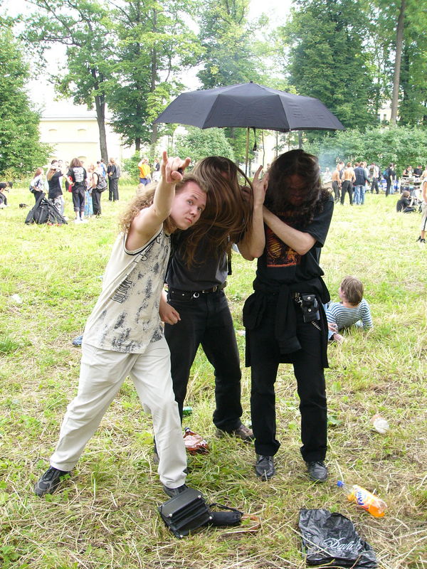 Фотографии -> Концерты -> Rock Palace Open Air в Пушкине (24 июля 2005) ->  Люди на концерте -> Люди на концерте - Готишный дождик не помеха настоящим металистам