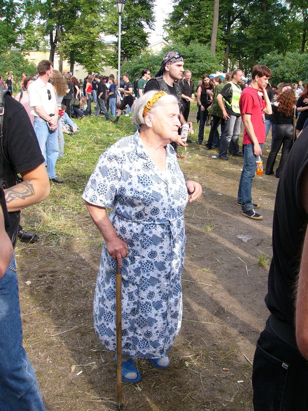 Фотографии -> Концерты -> Rock Palace Open Air в Пушкине (24 июля 2005) ->  Люди на концерте -> Люди на концерте - Бапка фтыкает