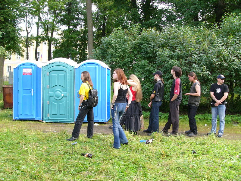 Фотографии -> Концерты -> Rock Palace Open Air в Пушкине (24 июля 2005) ->  Люди на концерте -> Люди на концерте - Очередь в сортир
