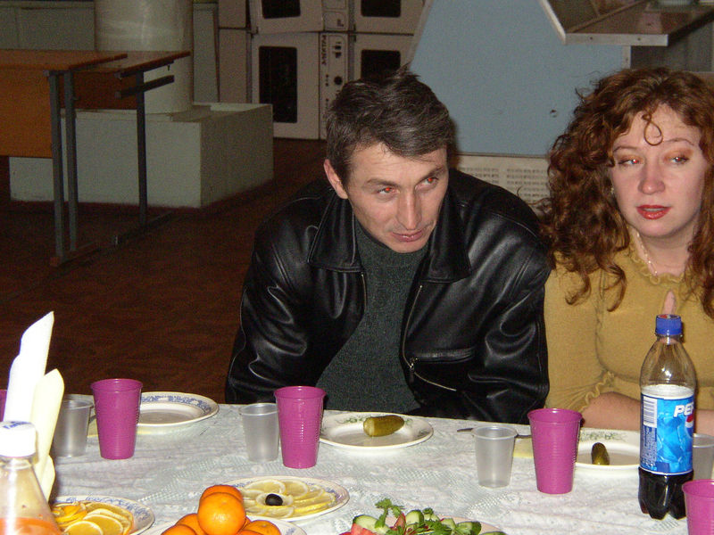 Фотографии -> Встречи -> Нева-19 ->  Празднование дня рождения Невы-19 (13 декабря 2002) -> Празднование дня рождения Невы-19 (13 декабря 2002) - Макс с женой