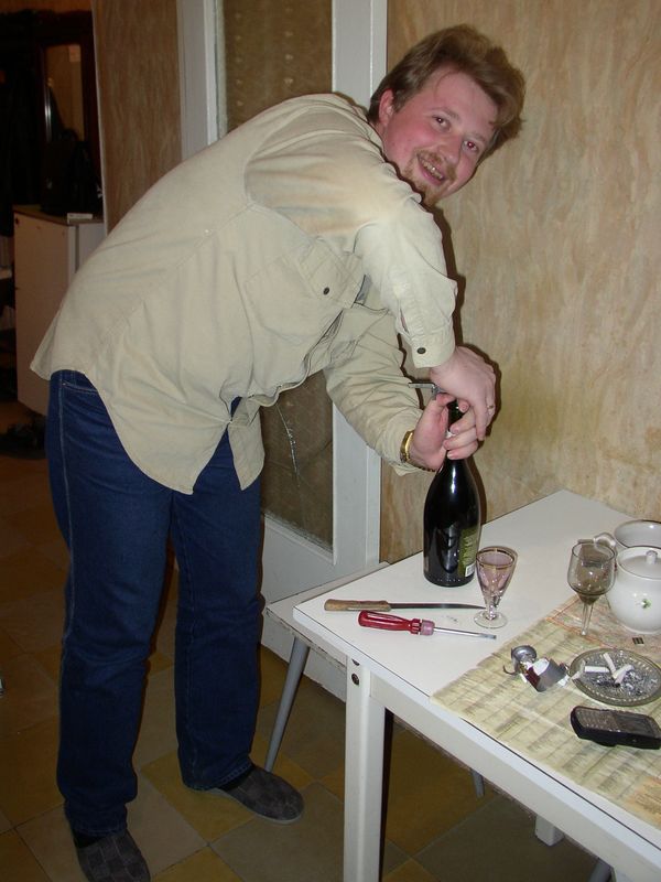 Фотографии -> Встречи -> Гости Питера ->  MS & Swapper (11 апреля 2004) -> MS & Swapper (11 апреля 2004) - Неподдатливая бутылка