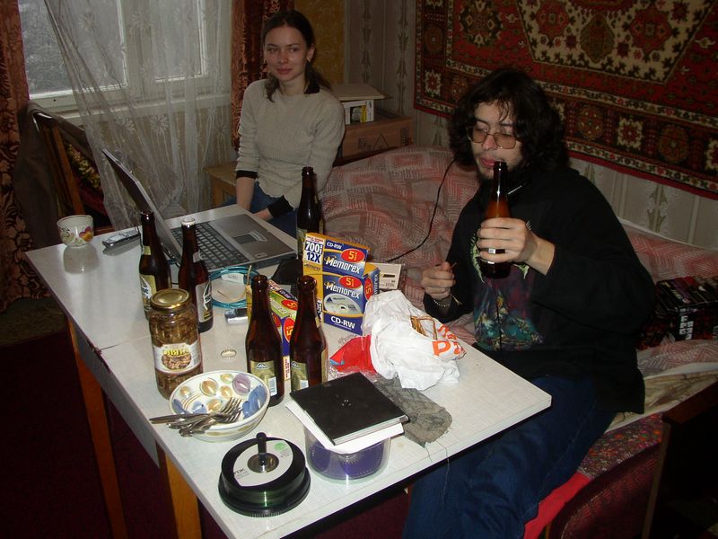 Фотографии -> Поездки ->  Поездка в Москву на концерт Dimmu Borgir (1-3 ноября 2003) -> Поездка в Москву на концерт Dimmu Borgir (1-3 ноября 2003) - Начало великого махача музыкой