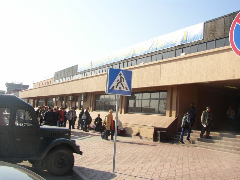 Фотографии -> Поездки ->  2-ая поездка в Сургут (29 апреля - 2 мая 2003) -> 2-ая поездка в Сургут (29 апреля - 2 мая 2003) - Тюменский аэропорт